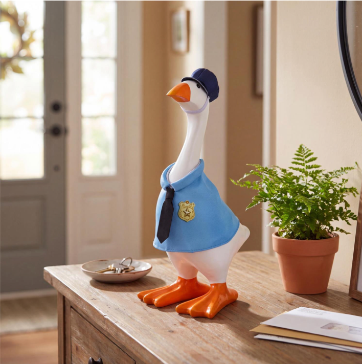 Gordy Desktop Goose, Police Outfit